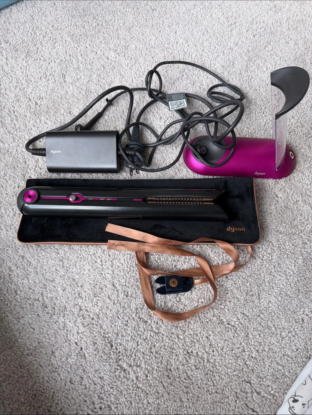 Dyson Coralle Hair Straightener Flat Iron in Black and Fuchsia Charger & Stand - Picture 1 of 7